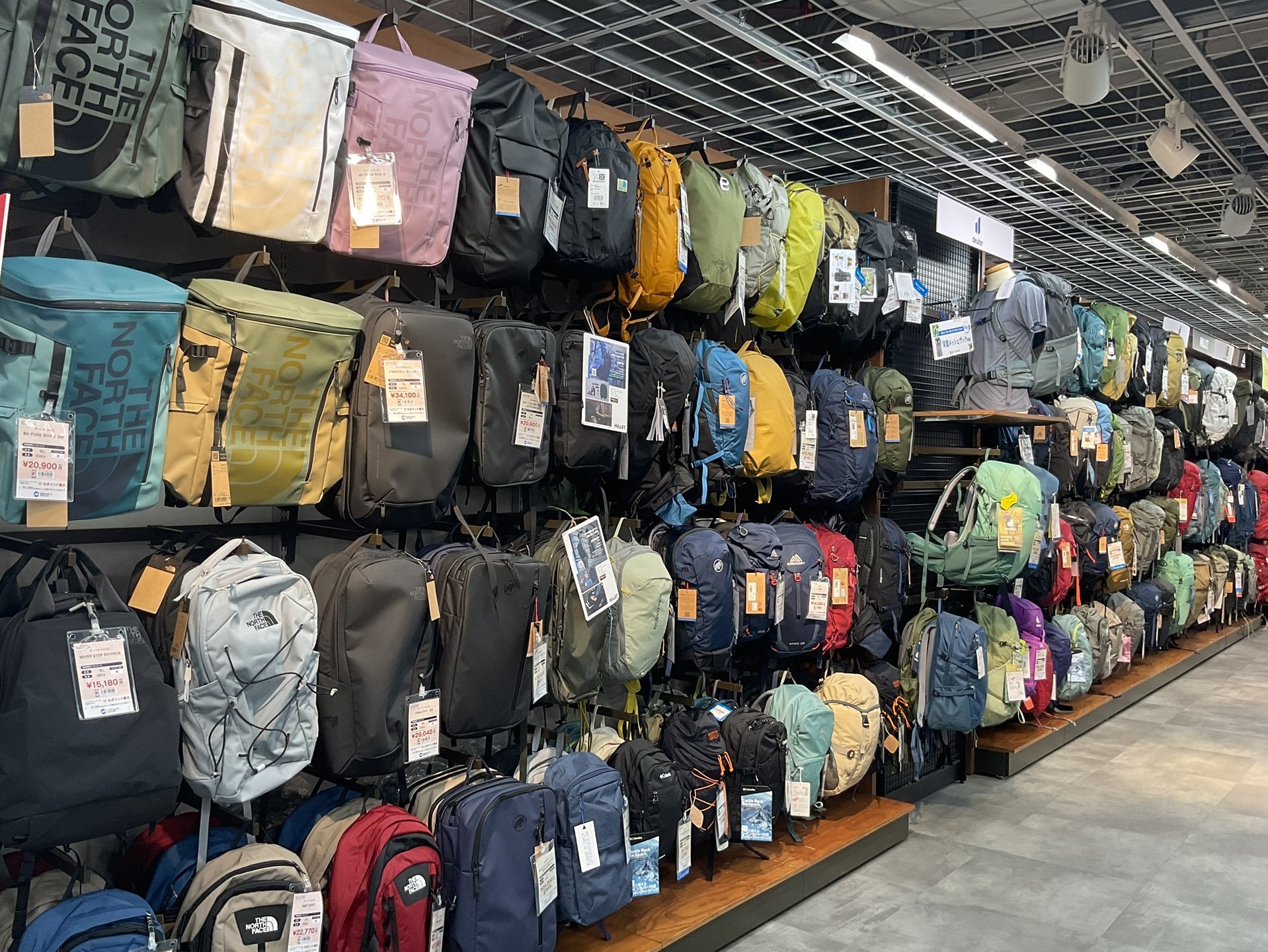 石井スポーツ ヨドバシ甲府店