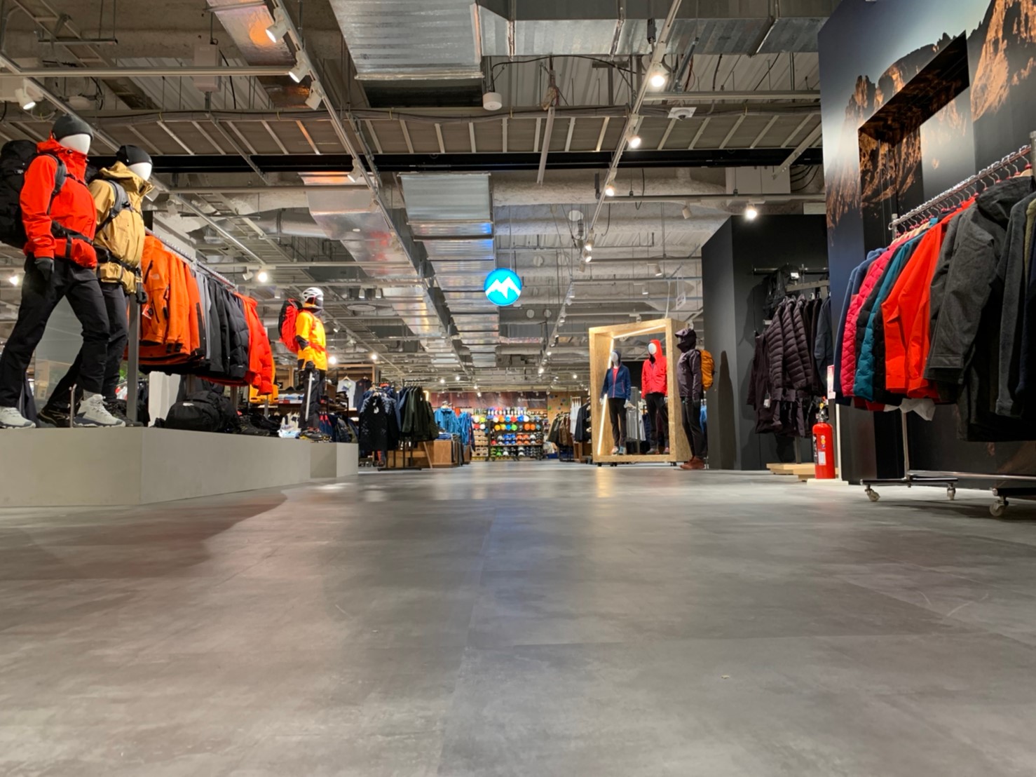 石井スポーツ リンクス梅田店